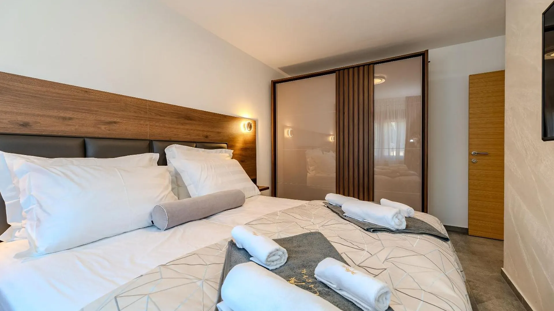 Apartments Villa Royal Vir