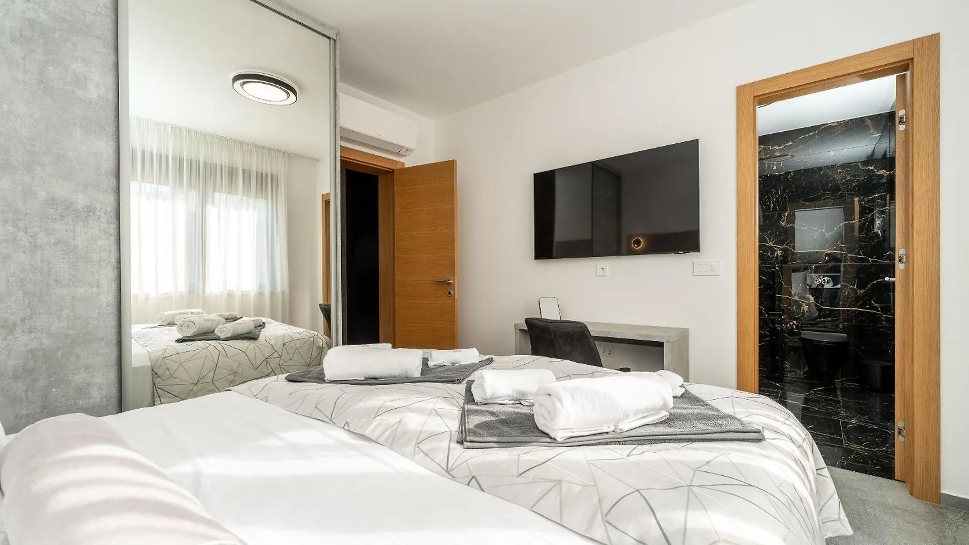 Apartments Villa Royal Vir