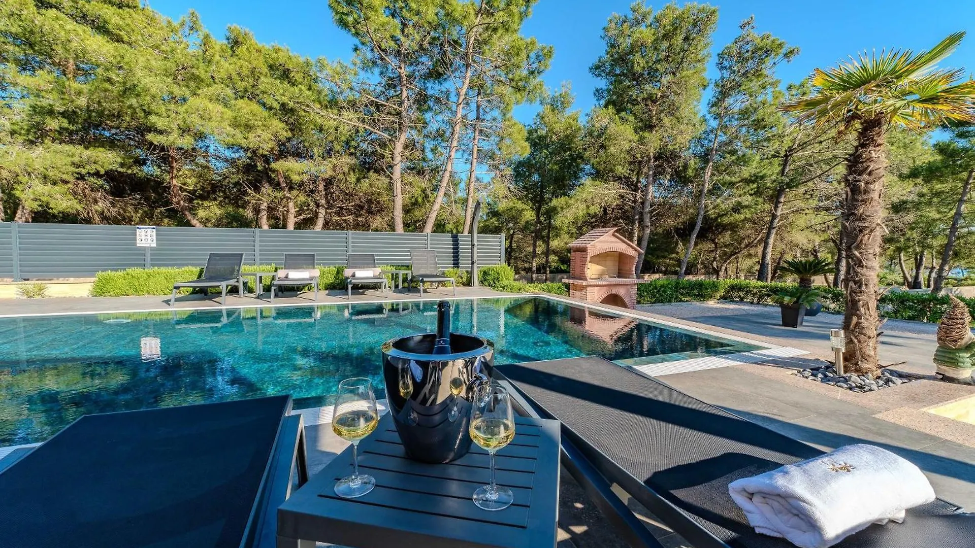 Apartments Villa Royal Vir