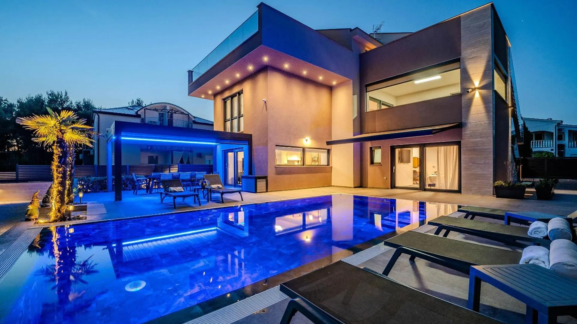 Apartments Villa Royal Vir