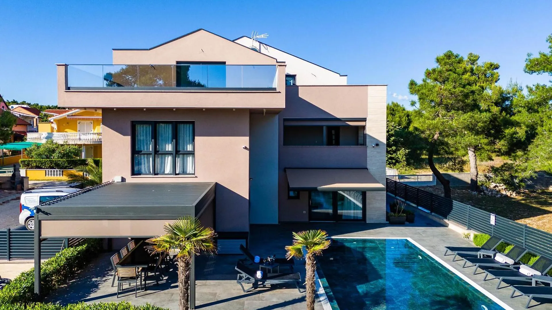 Apartments Villa Royal Vir