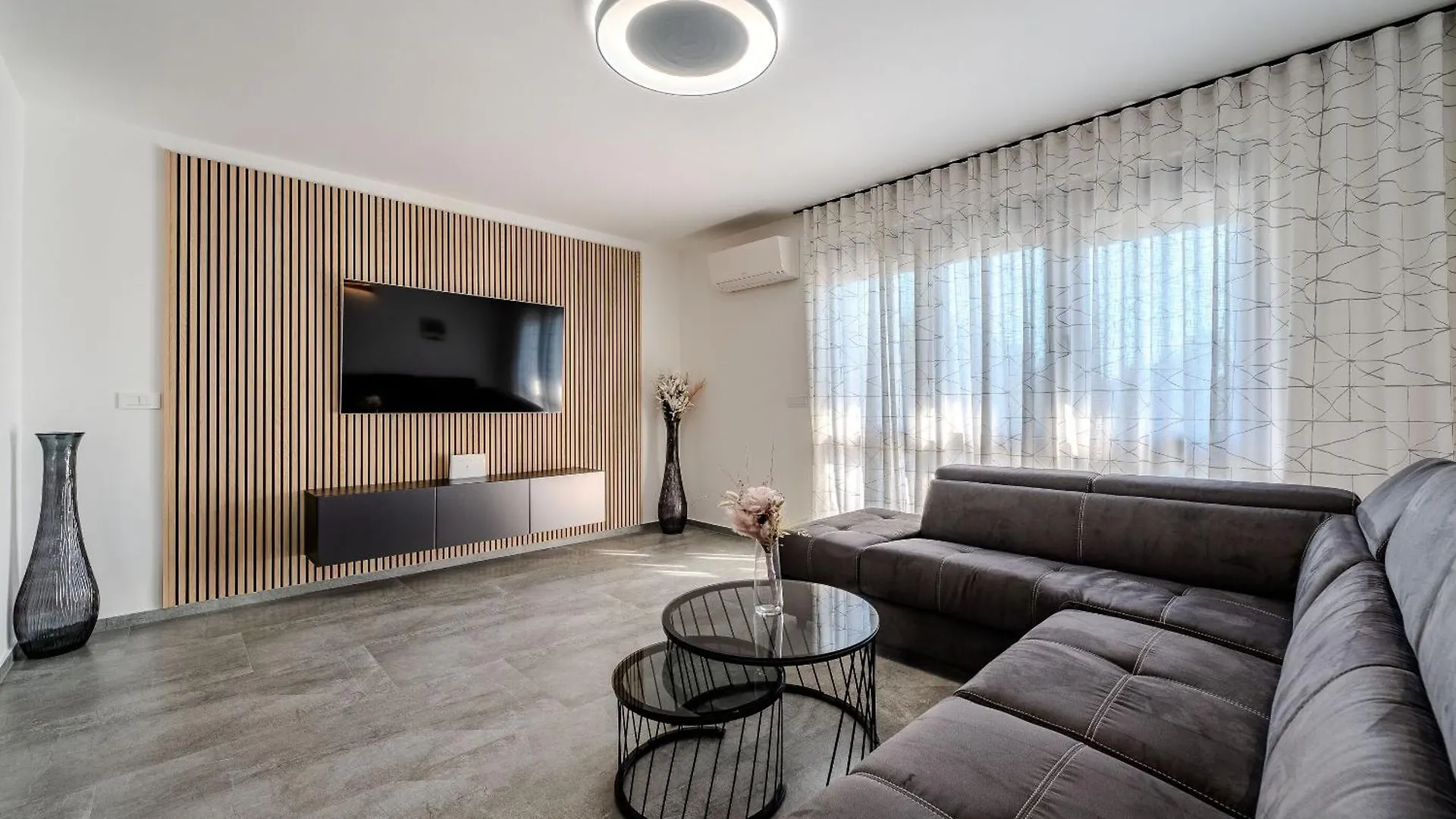 Apartments Villa Royal Vir