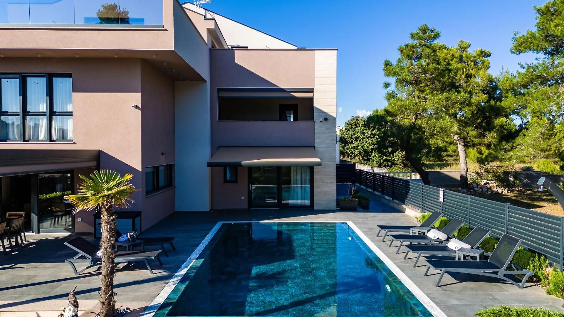 Apartments Villa Royal Vir